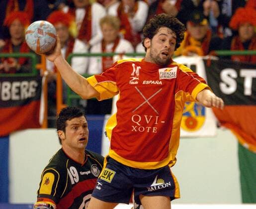 Juan Garcia Lorenzana (Spanien) - Sprungwurf vor Florian Kehrmann (Deutschland) Handball WM Herren Weltmeisterschaft 2005, Länderspiel, Zwischenrunde, Hauptrunde, Spanien - Deutschland 32:28 Gruppe Nationalmannschaft, Nationalteam, Nationaltrikot Nabeul Dynamik,