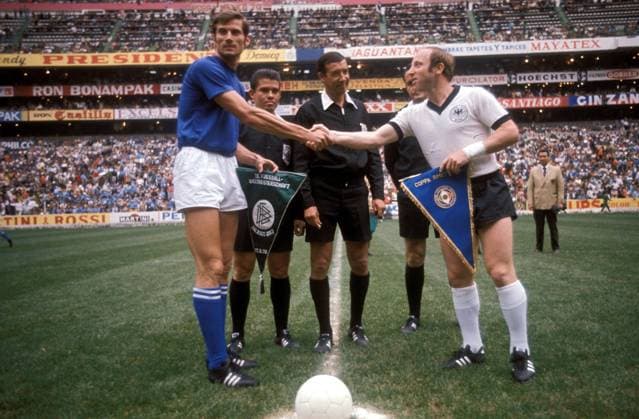 Begrüßung vor dem Halbfinale der WM 1970, v.re.: Uwe Seeler (BR Deutschland), Schiedsrichter Arturo Yamasaki (Peru), Linienrichter Guillermo Velasquez (Kolumbien), Giacinto Facchetti (Italien) Fußball WM Herren Weltmeisterschaft 1970, Nationalmannschaft, Nationalteam, Nationaltrikot, Länderspiel, Halbfinale Gruppe Schiri, Referee, Unparteiischer Mexiko City