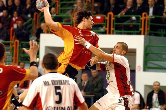 Alberto Entrerrios (Spanien, li.) - Sprungwurf gegen Ratko Nikolic (Serbien und Montenegro) Handball WM Herren Weltmeisterschaft 2005, Länderspiel, Zwischenrunde, Hauptrunde, Nationalmannschaft, Nationalteam, Gruppe Dynamik,