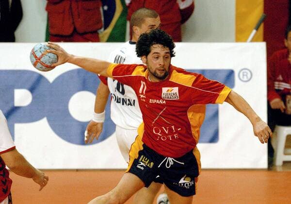Juan Garcia Lorenzana (Spanien) am Ball Handball WM Herren Weltmeisterschaft 2005, Länderspiel, Zwischenrunde, Hauptrunde Einzelbild Nationalmannschaft, Nationalteam, Nationaltrikot Nabeul Dynamik,