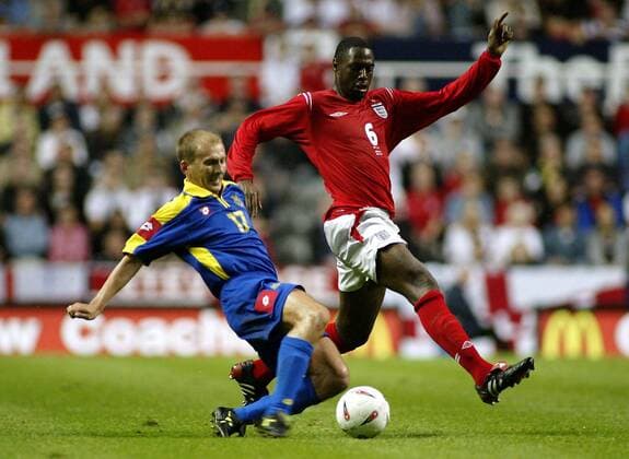 Shaun Wright Phillips (England, re.) gegen Sergej Kormiltsev (Ukraine) - !EDITORIAL USE ONLY. No use with unauthorised audio, video, data, fixture lists, club league logos or live services. Online in-match use limited to 120 images, no video emulation. No use in betting, games or single club league player publications.! Fußball Länderspiel Herren Länderspiel 2004, Freundschaftsspiel, Test, Testspiel, Freundschaftsspiel Gruppe Nationalmannschaft, Nationalteam, Nationaltrikot Newcastle Dynamik