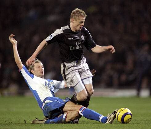 Damien Duff (re., Chelsea) gegen Robbie Savage (Blackburn) - !EDITORIAL USE ONLY. No use with unauthorised audio, video, data, fixture lists, club league logos or live services. Online in-match use limited to 120 images, no video emulation. No use in betting, games or single club league player publications.! Fußball Herren English Premier League 2004 2005, 1. Englische Liga, Blackburn Rovers - Chelsea FC London 0:1, Gruppe Blackburn Dynamik,