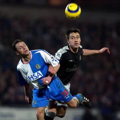 John Terry (re., Chelsea) gegen Paul Dickov (Blackburn) - !! Fußball Herren English Premier League 2004 2005, 1. Englische Liga, Blackburn Rovers - Chelsea FC London 0:1, Gruppe Blackburn Dynamik,