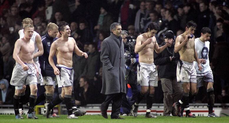 Kälte, was ist das? - Hart wie Kruppstahl zeigen sich die Spieler von Chelsea beim Abgang mit freiem Oberkörper v.li.: Damien Duff, Eidur Gudjohnsen, Frank Lampard, Trainer Jose Mourinho, Tiago, Paulo Ferreira, Mateja Kezman - !EDITORIAL USE ONLY. No use with unauthorised audio, video, data, fixture lists, club league logos or live services. Online in-match use limited to 120 images, no video emulation. No use in betting, games or single club league player publications.! Fußball Herren English Premier League 2004 2005, 1. Englische Liga, Chelsea FC London, Gruppe Blackburn Freude,