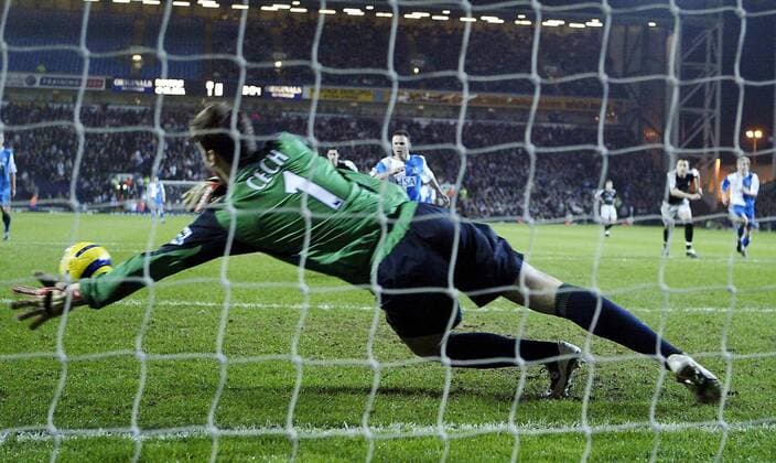 Torwart Petr Cech (Chelsea) vereitelt den Strafstoß von Paul Dickov (Blackburn) - !EDITORIAL USE ONLY. No use with unauthorised audio, video, data, fixture lists, club league logos or live services. Online in-match use limited to 120 images, no video emulation. No use in betting, games or single club league player publications.! Fußball Herren English Premier League 2004 2005, 1. Englische Liga, Blackburn Rovers - Chelsea FC London 0:1, Gruppe Blackburn Dynamik, Abwehr,