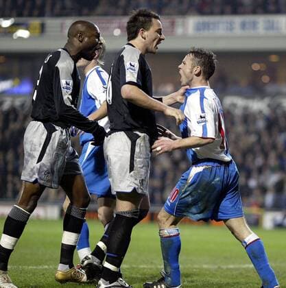 Paul Dickov (re., Blackburn) geht schreiend auf John Terry (Mitte) und William Gallas (beide Chelsea) los - !EDITORIAL USE ONLY. No use with unauthorised audio, video, data, fixture lists, club league logos or live services. Online in-match use limited to 120 images, no video emulation. No use in betting, games or single club league player publications.! Fußball Herren English Premier League 2004 2005, 1. Englische Liga, Blackburn Rovers - Chelsea FC London 0:1, Gruppe klein, Größenunterschied, Blackburn Wut,