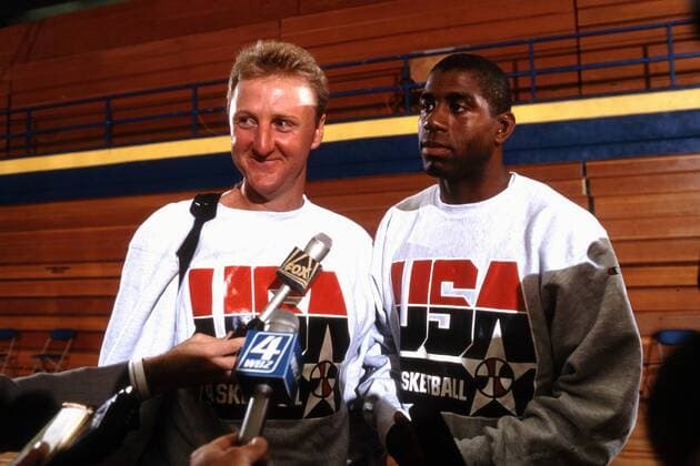 Larry Bird (li.) und Earvin Magic Johnson (beide USA) geben ein Interview - !! (Icon5001023) Basketball OS Sommer Herren Olympische Sommerspiele 1992, Olympia, Olympiade, Spiele, Nationalmannschaft, Nationalteam Gruppe Barcelona EDITORIAL USE ONLY