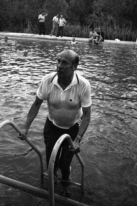 Bundestrainer Helmut Schön (BR Deutschland) kommt völlig durchnäßt aus dem Pool Fußball WM Herren Weltmeisterschaft 1970, Nationalmannschaft, Nationalteam, BRD Einzelbild Freizeit Leon Komik