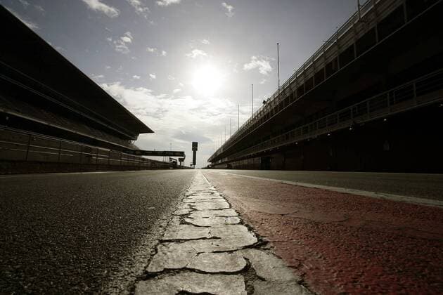 Lang und endlos zieht sich die Startgerade vom Circuit de Catalunya hin Motorsport WM Herren Formel 1 Weltmeisterschaft 2005, F1, F, GP, Test, Tests, Testfahrt, Testfahrten Totale Circuit de Catalunya Barcelona Leere, Ruhe,