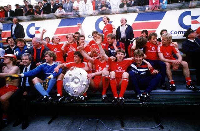 Meister Bayern mit der Schale hi.v.re.: Norbert Nachtweih, Manfred Schwabl, Frank Hartmann, Holger Willmer, Michael Rummenigge (hi.), Bertram Beierlorzer, Klaus Augenthaler, Hans Pflügler, Dieter Hoeneß, Trainer Udo Lattek, Co Egon Coordes, Arzt Dr. ... Fußball 1. BL Herren Saison 1985 1986, FC Bayern München, Deutscher Meister, Deutsche Meisterschaft, Meisterfeier, Vneg Totale Siegerbild, Mannschaftsfoto, Mannschaftsbild München, Siegerfoto, Hansi Freude,