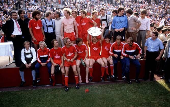 Meister Bayern mit der Schale hi.v.li.: Schatzmeister Fritz Scherer, Arzt Dr. Müller Wohlfahrt, Paul Breitner, Manager Uli Hoeneß, Trainer Pal Csernai, Karl Heinz Rummenigge, Norbert Janzon, Udo Horsmann, Wolfgang Dremmler, Torwart Walter Junghans, ... Fußball 1. BL Herren Saison 1980 1981, FC Bayern München, Deutscher Meister, Deutsche Meisterschaft, Meisterfeier, Vneg Totale Siegerbild, Mannschaftsfoto, Mannschaftsbild München, Siegerfoto, Meisterschale, Trophäe, Pokal Freude,