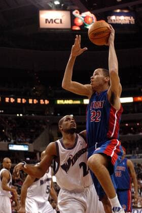 Tayshaun Prince (Detroit, re.) - Wurf, li. Jarvis Hayes (Washington) - !! (Icon7490775) Basketball Herren NBA 2004 2005, Washington Wizards - Detroit Pistons 96:105, Vdig Gruppe Washington Dynamik, EDITORIAL USE ONLY