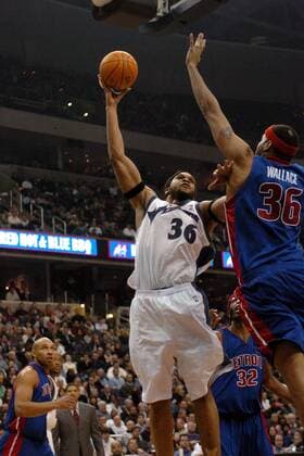 Etan Thomas (Washington, li.) gegen Ben Wallace (Detroit) - !! (Icon74910760) Basketball Herren NBA 2004 2005, Washington Wizards - Detroit Pistons 96:105, Vdig Gruppe Washington Dynamik, EDITORIAL USE ONLY