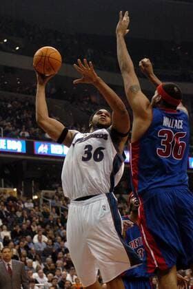 Etan Thomas (Washington, li.) gegen Ben Wallace (Detroit) - !! (Icon74910765) Basketball Herren NBA 2004 2005, Washington Wizards - Detroit Pistons 96:105, Vdig Gruppe Washington Dynamik, EDITORIAL USE ONLY