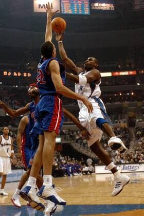 Antawn Jamison (Washington, re.) gegen Tayshaun Prince (Detroit) - !! (Icon74910772) Basketball Herren NBA 2004 2005, Washington Wizards - Detroit Pistons 96:105, Vdig Gruppe Washington Dynamik, Abwehr, EDITORIAL USE ONLY