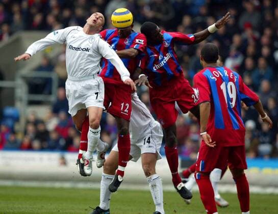 Stylianos Giannakopoulos (Bolton, li.) gegen Mikele Leigertwood und Darren Powell (beide Crystal Palace) - !! Fußball Herren English Premier League 2004 2005, 1. Englische Liga, Crystal Palace - Bolton Wanderers 0:1, Vdig Gruppe London Dynamik, Kampf,