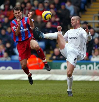 Kevin Nolan (Bolton, re.) gegen Dougie Freedman (Crystal Palace) - !! Fußball Herren English Premier League 2004 2005, 1. Englische Liga, Crystal Palace - Bolton Wanderers 0:1, Vdig Gruppe London Dynamik,