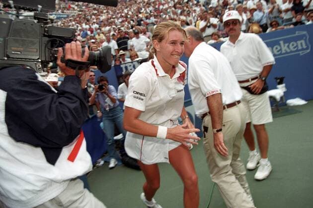 US Open Siegerin Steffi Graf (Deutschland) feiert ihren Triumph Tennis Damen US Open 1995, Grand Slam, WTA Tour, Hartplatz, Hardcourt, Hartplatztennis, Hartplatzturnier, Einzelbild Flushing Meadow, Meadows New York Begeisterung, Freude,