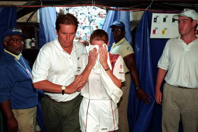 Tränenreicher Abgang nach dem US Open Erfolg - Siegerin Steffi Graf (Deutschland) lässt den Gefühlen nach den Steuerproblemen ihres Vaters freien Lauf Tennis Damen US Open 1995, Grand Slam, WTA Tour, Hartplatz, Hardcourt, Hartplatztennis, Hartplatzturnier, Gruppe Flushing Meadow, Meadows New York Verzweiflung,