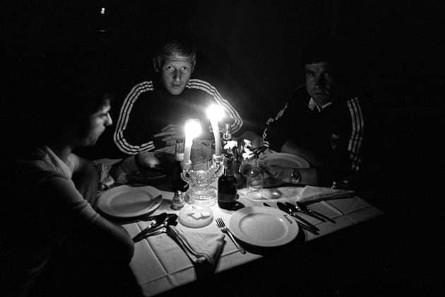 Bernd Patzke (re.) und Karl-Heinz Schnellinger (beide BR Deutschland) sitzen vor dem Essen am nächtlichen Tisch Fußball WM Herren Weltmeisterschaft 1970, Nationalmannschaft, Nationalteam, BRD Gruppe Freizeit Leon
