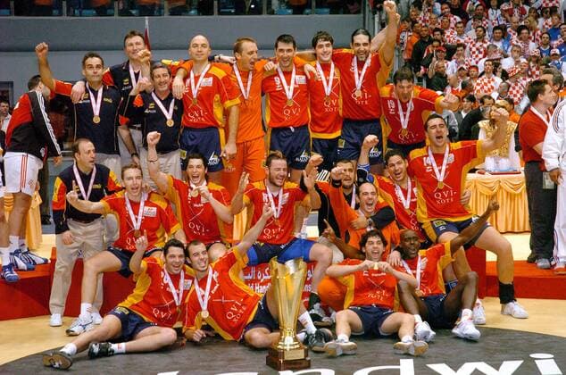 Weltmeister Spanien - die spanische Handball Nationalmannschaft mit dem WM Pokal Handball WM Herren Weltmeisterschaft 2005, Nationalteam, Nationaltrikot, Finale, Endspiel, Spanien - Kroatien 40:34 Totale Rades Freude, Begeisterung,