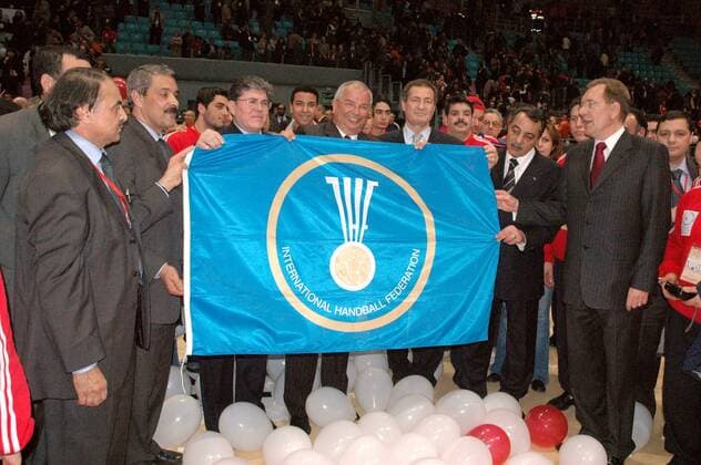 V. li.: OK Chef Kamel Iddir, FTHB Präsident Youssuf Kortobi (beide Tunesien), DHB Präsident Dr. Ulrich Strombach (Deutschland), IHF Präsident Hassan Moustafa (Ägypten), Sportminister Adalah Kaabi (Tunesien), IHF Generalsekretär Peter Mühlematter (Schweiz) Handball WM Herren Weltmeisterschaft 2005, Länderspiel, Nationalmannschaft, Nationalteam, Finale, Endspiel Gruppe Politiker, Staatspolitik, Staatspolitiker, Rades, Mustafa, Moustapha, Mustapha