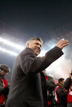 Trainer Carlo Ancelotti (Milan) steht im Rampenlicht Fußball Herren Serie A 2004 2005, 1. Italienische Liga, AC Mailand Einzelbild Mailand Freude