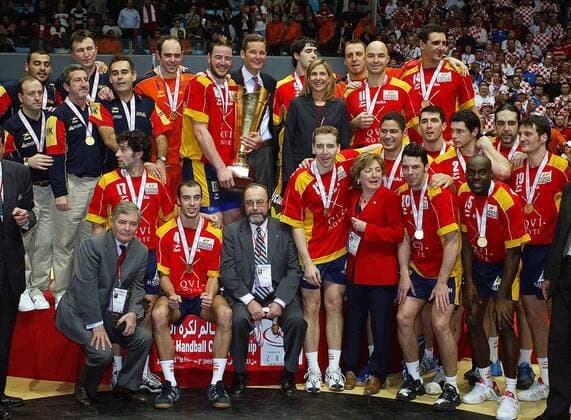 Siegerfoto der Weltmeister aus Spanien mit Prinzessin Christina (Mitte) und ihrem Ehemann Inaki Urdangarin (hi. Mitte) Handball WM Herren Weltmeisterschaft 2005, Länderspiel, Nationalmannschaft, Nationalteam, Finale, Endspiel Totale Adel, adlig, spanisches Königshaus, people Rades Freude,