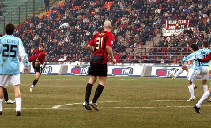 Andriy Shevchenko (Milan, 2.v.li.) hält einfach mit einem Distanzschuss drauf Fußball Herren Serie A 2004 2005, 1. Italienische Liga, AC Mailand - Lazio Rom 2:1, Torschuss, Torschuß Totale Mailand Dynamik,