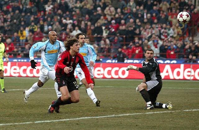 Tor! Hernan Crespo (Milan, 2.v.li.) überlistet Torwart Peruzzi (re.), Siviglia (2.v.re.) und Dabo (li., alle Lazio) schauen zu Fußball Herren Serie A 2004 2005, 1. Italienische Liga, AC Mailand - Lazio Rom 2:1 Gruppe Mailand Dynamik,