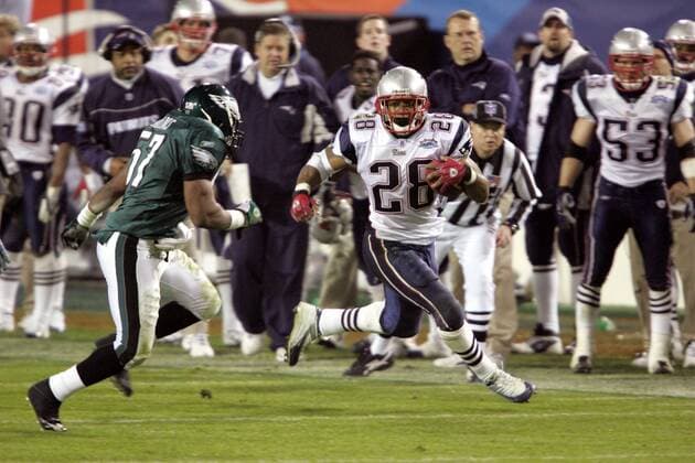 Running Back Corey Dillon (New England Patriots, re.) gegen Linebacker Keith Adams (Philadelphia Eagles) - (Icon910006) American Football Herren NFL 2004 2005, Super Bowl XXXIX, Superbowl, Finale, Endspiel, Gruppe Jacksonville Dynamik, EDITORIAL USE ONLY