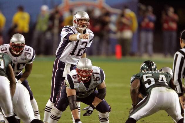 Quarterback Tom Brady (Mitte) gibt vor dem Snap letzte Anweisungen, Center Dan Koppen (beide New England Patriots, 67) hört zu - (Icon910007) American Football Herren NFL 2004 2005, Super Bowl XXXIX, Superbowl, Finale, Endspiel, Gruppe Jacksonville EDITORIAL USE ONLY