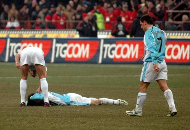Die Spieler von Lazio sind am Boden zerstört, u.a. Antonio Filippini (re.) Fußball Herren Serie A 2004 2005, 1. Italienische Liga, Lazio Rom Gruppe Mailand Enttäuschung, Verzweiflung