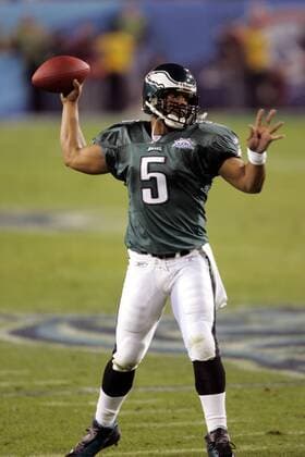 Quarterback Donovan McNabb (Philadelphia Eagles) wirft die Pille - (Icon910005) American Football Herren NFL 2004 2005, Super Bowl XXXIX, Superbowl, Finale, Endspiel, Philadelphia Eagles Einzelbild Jacksonville Dynamik, EDITORIAL USE ONLY
