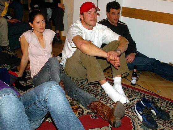 Bode Miller (USA) lässt es sich natürlich nicht nehmen gemeinsam mit seiner Freundin Claudia Toth (Österreich) die Liveübertragung des Superbowl zu verfolgen -  Alpiner Skilauf WM Herren Weltmeisterschaft 2005, Ski Alpin, Skisport, Curling Gruppe Bormio