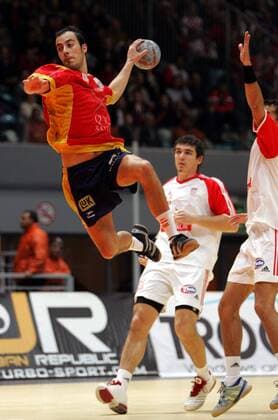 Albert Rocas Comas (Spanien) - Sprungwurf Handball WM Herren Weltmeisterschaft 2005, Länderspiel, Nationalmannschaft, Nationalteam, Finale, Endspiel Einzelbild pan8207 Rades Dynamik,  