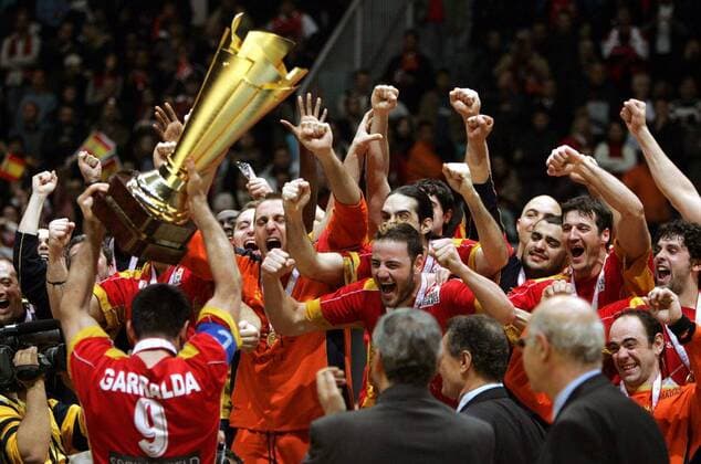 Spanien ist Weltmeister - Die ganze Mannschaft ist im Freudentaumel Handball WM Herren Weltmeisterschaft 2005, Länderspiel, Nationalmannschaft, Nationalteam, Finale, Endspiel Totale pan8207 Rades Freude, Begeisterung,  