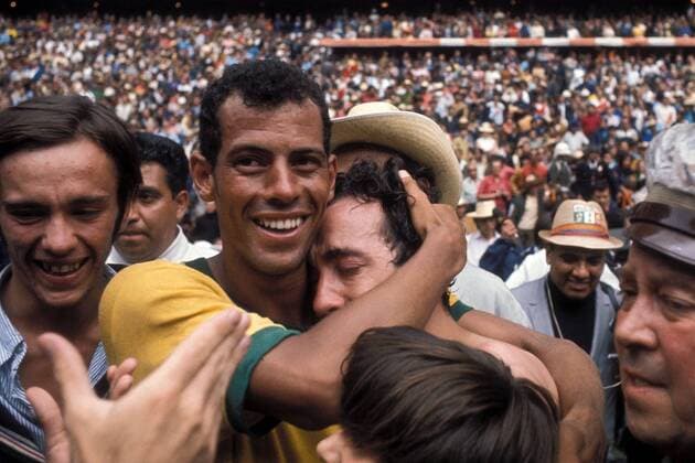 Carlos Alberto (li.) und Tostao (beide Brasilien) feiern den Weltmeistertitel Fußball WM Herren Weltmeisterschaft 1970, Länderspiel, Finale, Endspiel, Nationalmannschaft, Nationalteam Gruppe Mexiko Stadt, Mexico City, Glück, Begeisterung, Freude,