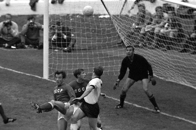 Uwe Seeler (vorn, BR Deutschland) mit einem Kopfball gegen seine sowjetischen Gegenspieler, Torwart Lew Jaschin (Sowjetunion) fixiert den Ball Fußball WM Herren Weltmeisterschaft 1966, Länderspiel, Finale, Endspiel, Nationalmannschaft, Nationalteam Gruppe Liverpool Dynamik,