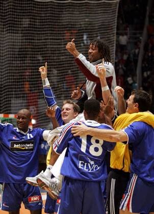 Jackson Richardson (Frankreich, oben) wird im Schlussjubel auf Schultern getragen Handball WM Herren Weltmeisterschaft 2005, Länderspiel, Nationalmannschaft, Nationalteam, Nationaltrikot Gruppe Pan8206 Rades Freude, Begeisterung,  
