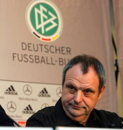 DFB Pressechef Harald Stenger (Deutschland) nachdenklich während einer Pressekonferenz Fußball Herren Pressekonferenz 2005, Nationalmannschaft, Nationalteam Einzelbild Düsseldorf Nachdenklichkeit,