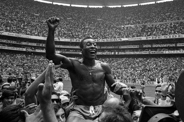 IMAGO Iconic Moments, Fußball Weltmeister Pele (Brasilien) jubelnd auf den Schultern der Fans Historie, Fußball WM Herren Weltmeisterschaft 1970, Nationalmannschaft, Nationalteam, Finale, Endspiel, Brasilien Totale Fußballhistorie, Weltmeisterschaftshistorie Mexico City, Historie, Emotionen Glück Begeisterung, Freude,