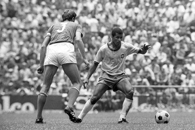 Jairzinho (Brasilien, re.) am Ball, daneben Giacinto Facchetti (Italien) Fußball WM Herren Weltmeisterschaft 1970, Nationalmannschaft, Nationalteam, Nationaltrikot, Brasilien - Italien 4:1 Gruppe Mexico City