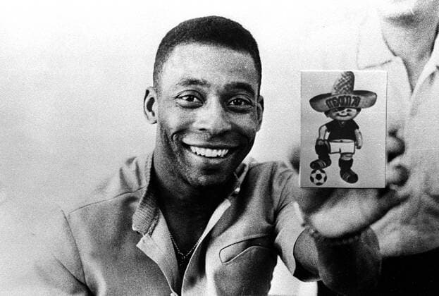 Pele (Brasilien) zeigt ein Bild von Juanito, dem Maskottchen der WM 1970 in Mexiko Fußball WM Herren Vorschau Weltmeisterschaft 1970, Nationalmannschaft, Nationalteam, Porträt Aufnahmedatum geschätzt