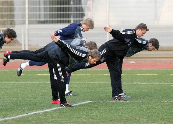 Die deutschen Nationalspieler dehnen sich während des Trainings, vorn v.li. Andreas Hinkel und Christian Wörns, hi.v.li. Torwart Oliver Kahn und Torsten Frings Fußball Herren Nationalmannschaftstraining 2005, Training, Vorbereitung, Nationalmannschaft, Nationalteam Gruppe Düsseldorf