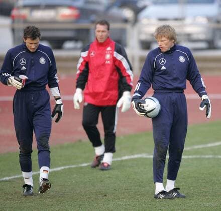 Torwart Oliver Kahn (re.) schaut zu seinem Kollegen Jens Lehmann (beide Deutschland) hinüber Fußball Herren Nationalmannschaft 2005, Nationalteam, Training, Vorbereitung Gruppe Düsseldorf
