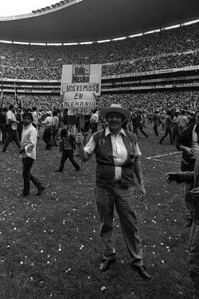 Hallo Mexiko - Nos Vemos en Alemania 1974 - ein deutscher Fan heißt die Mexikaner zur nächsten WM in Deutschland willkommen Fußball WM Herren Weltmeisterschaft 1970, Nationalmannschaft, Nationalteam, Nationaltrikot, BRD, BR Deutschland Totale Mexico City Freude,