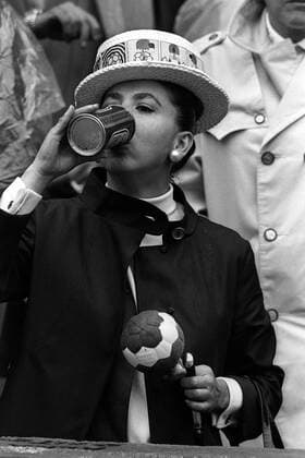 Ein weiblicher Fan lässt die Rassel ruhen und gönnt sich einen Schluck aus der Dose Fußball WM Herren Weltmeisterschaft 1970, Nationalmannschaft, Nationalteam Einzelbild Mexico City