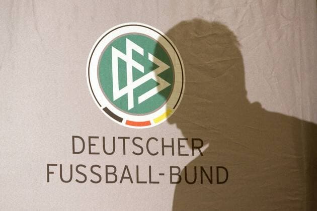 Ein Schatten liegt über dem deutschen Fußball Fußball Herren Nationalmannschaft 2005, Nationalteam, Pressekonferenz, PK, Pressetermin, Einzelbild Düsseldorf