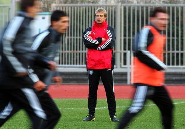 Bundestrainer Jürgen Klinsmann (Deutschland) beobachtet das Lauftraining Fußball Herren Nationalmannschaft 2005, Nationalteam, Training, Vorbereitung Gruppe Düsseldorf